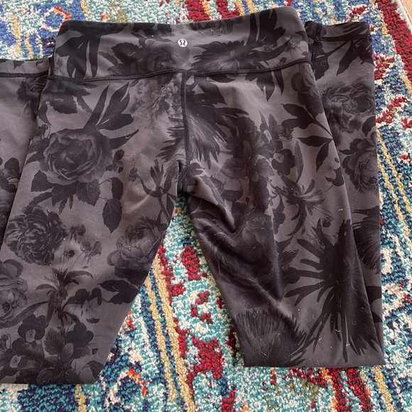 Black floral print lululemon leggings - Picture 4 of 4